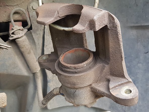 Le piston sur l'étrier avant n'est pas vissé, il n'est pas nécessaire d'utiliser un outil spécifique.