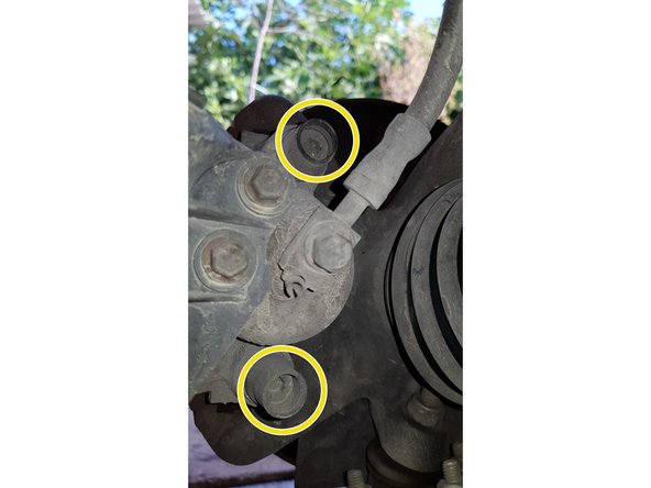 Avec un clé BTR de 6mm retirez les 2 vis.