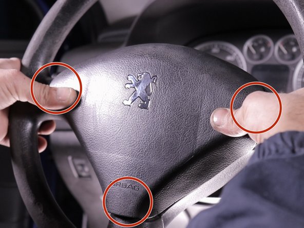 Réinstaller l'air bag en le clipsant sur le volant des deux côtés et en bas