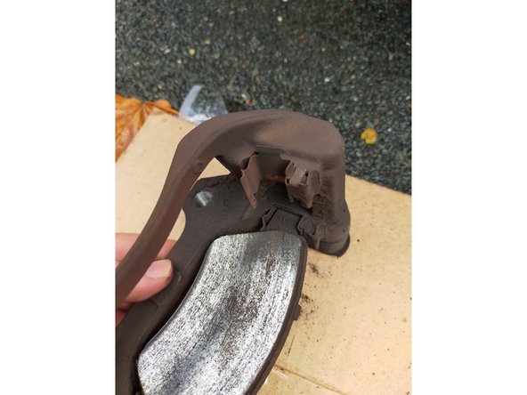 Retirer la chape en la levant vers l'extérieur du disque. Les plaquettes viennent avec la chape