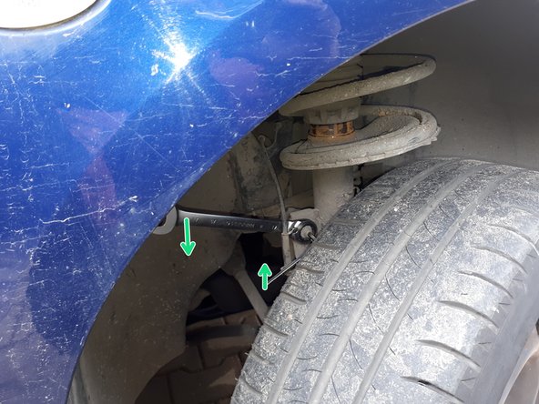 Débloquer et retirer l'écrou supérieur toujours à l'aide de la clé Allen de 5 et la clé de 17