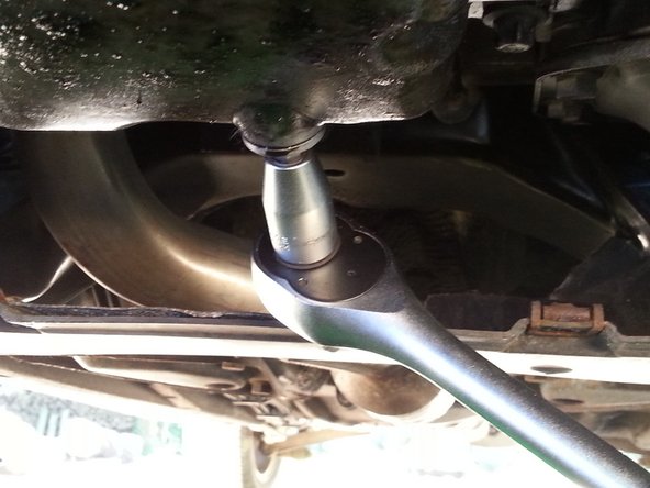 Revisser à la main le bouchon de carter puis serrer avec la clé torx T45