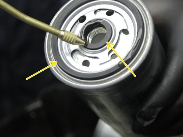 Appliquer de l'huile sur les deux joints présents sur le haut du nouveau filtre