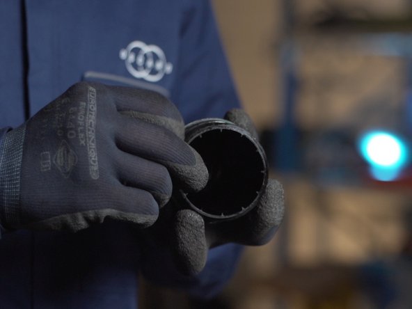 Une fois le joins totalement lubrifié, placez-le sur la cloche