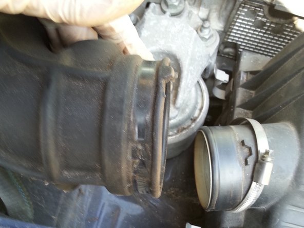 puis déboîter la durite d'air du boitier à air (photo 2).