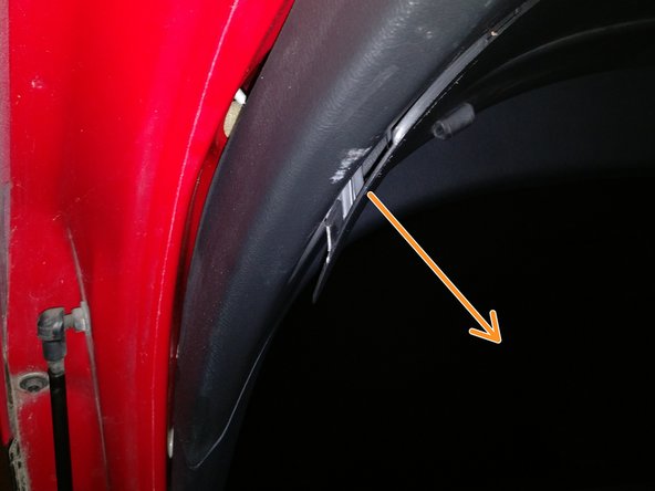 Faite un mouvement de levier pour dé clipser la trappe