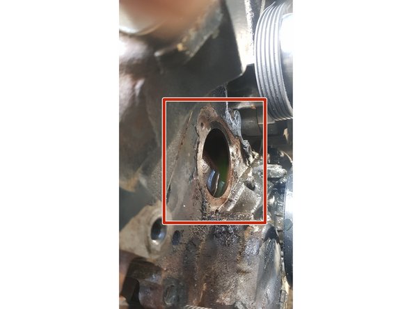 Il faut que la face sur laquelle va venir plaquer le joint soit parfaitement plane afin d'assurer l'étanchéité. Pour cela enlever les dépôts ainsi que les restes de l'ancien joint avec une lame de cutter.