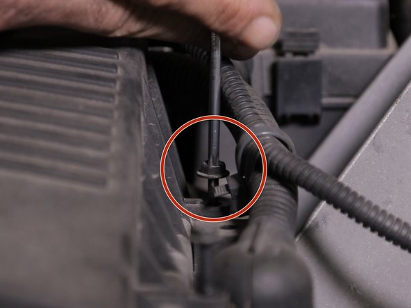 Dévisser la seconde vis de la boite à air