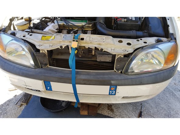 Maintenez le radiateur de clim en place à l'aide d'une sangle.