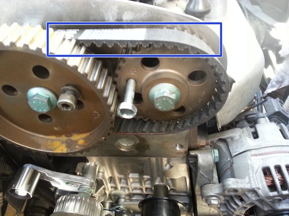 Positionner la courroie de façon à avoir le brin supérieur tendu.