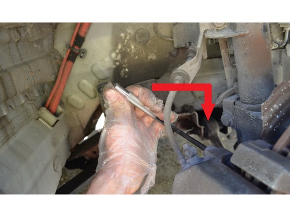 Avec un clé BTR de 7mm dévissez les 2 vis.