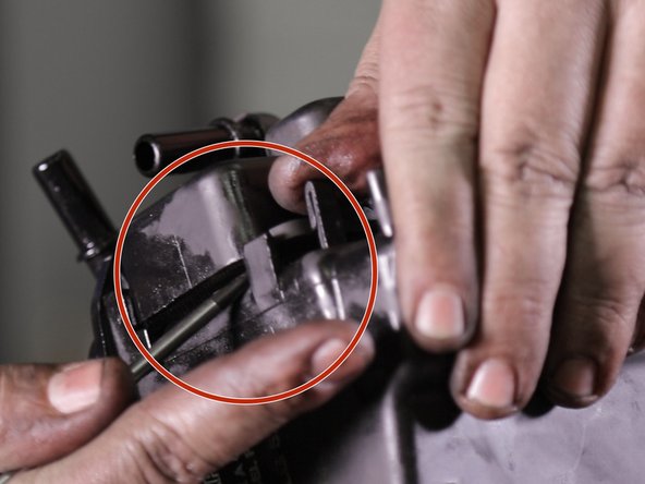 Extraire le réchauffeur aidez vous d'un tournevis plat pour faire levier