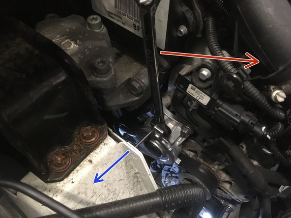 Détendre le galet tendeur à l'aide de la clé plate de 15