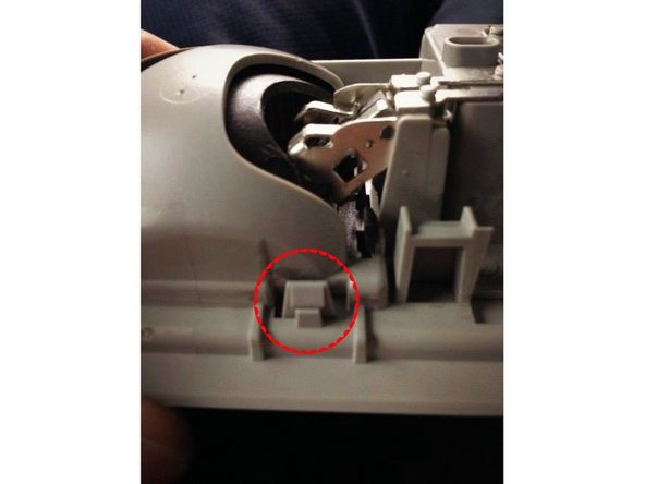 Si les ampoules fonctionnent parfaitement, remettez le cache ampoules en respectant sons sens puis appuyez fortement dessus pour que chaque clips soient bien mis.