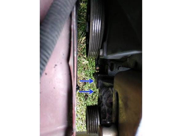 insérer et visser à la main la vis de fixation inférieure