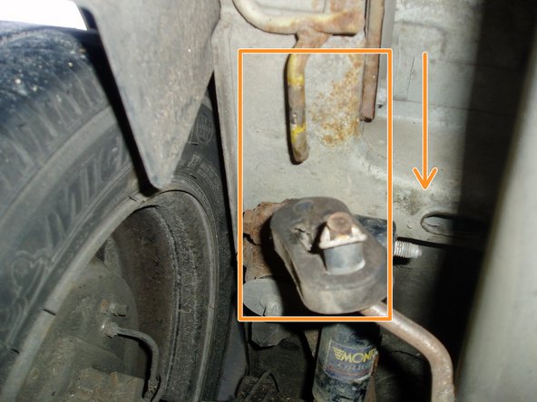 Retirer la bride droite du pot d'échappement