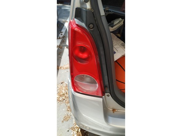 penser toujours à vérifier le bon fonctionnement du feux et de toutes les ampoules après avoir terminé. Vous serez alors serein pour prendre la route.