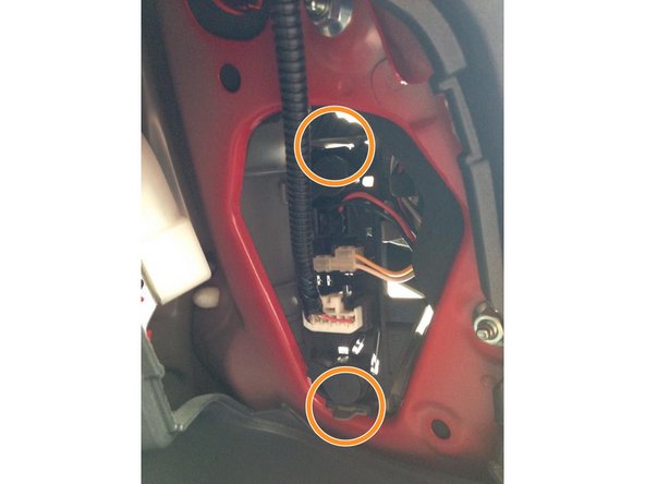 Pour retirer le support qui tient les ampoules, vous trouverez deux clips, appuyez dessus fortement puis tirer vers l'intérieur pour le retirer entièrement.