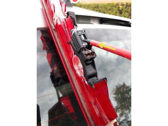 Puis tirer sur la cosse pour terminer le démontage.