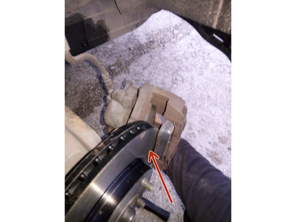 Repositionner l'étrier en le glissant comme sur la photo et l'avancer à sa position initiale pour remettre en place les 2 boulons de 13mm