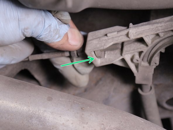 Vérifier le bon fonctionnement en tirant sur le levier de frein à main