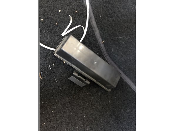 Il faut tirer vers soi le cache plastique noir