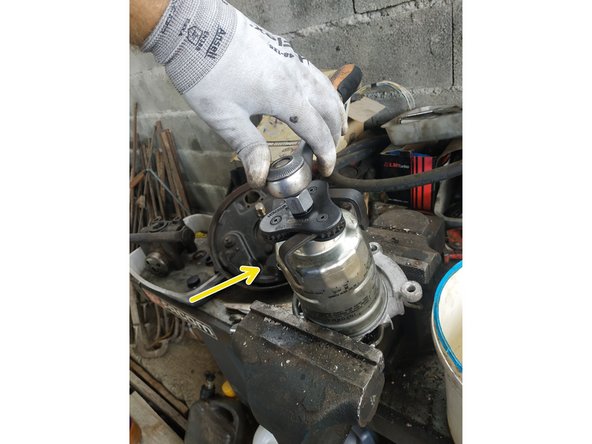 placer l'ensemble filtre/porte-filtre dans un étau et débloquer le filtre à l'aide d'une clé à sangle ou d'un outil similaire