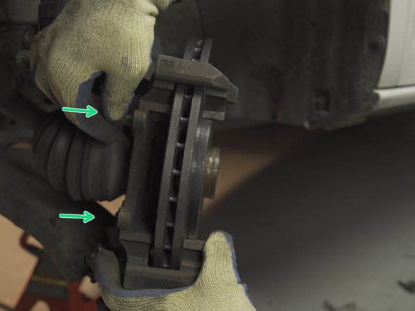 Insérer la chape sur le disque et placer les deux vis de maintien