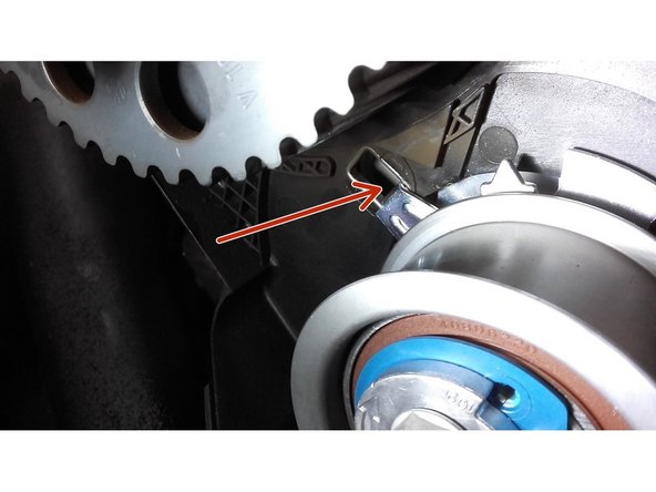 Installer le nouveau galet tendeur en prenant soin de positionner la patte dans son logement