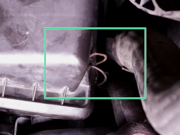 Une fois le filtre à air placé à l 'intérieur de la boite à air , reclipsser les 2 clips de chaque coté de la boite à air