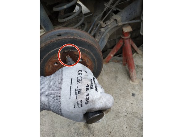 dévisser la vis de maintien du tambour (en rouge photo 1) avec la clé Torx T30