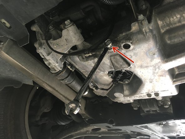 Serrer le à l'aide de la clé de 13