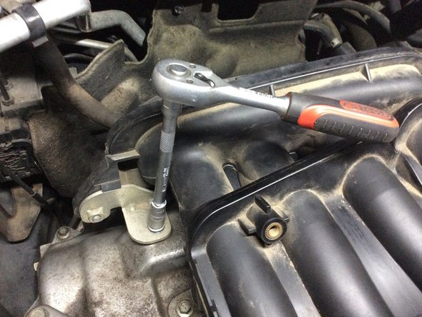 Remettre le boulon en haut à gauche.