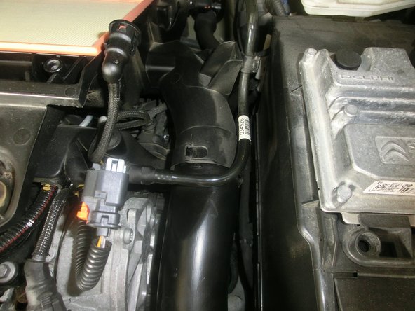 Vous pouvez ensuite finir d'enlever le résonateur en enlevant la conduite en alignant le trou et l'encoche. Tirer ensuite sur la conduite.