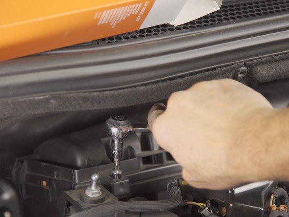 Revisser les deux vis de la boite à air avec le cliquet et l'embout Torx T25