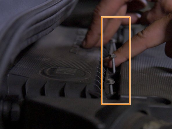 Revisser et serrer les vis du couvercle de la boite à air