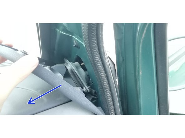 Retirez les caches en plastique.