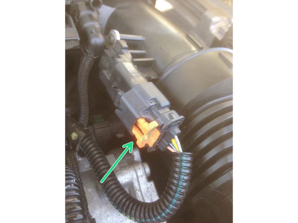 Pour le connecteur électrique, il faut tirer sur la languette orange puis tirer vers vous pour l'enlever entièrement, pour celui juste au dessus il faut simplement appuyer sur le clips qui la bloque et tirer vers vous.