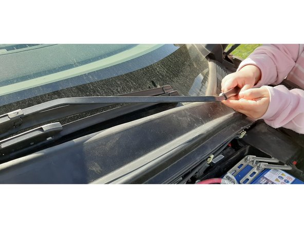 lever les essuie-glaces pour pouvoir sortir le carter