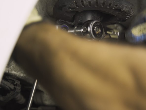 Toujours avec la même opération, resserrer et bloquer le second écrou