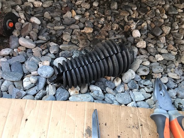 Le soufflet de la biellette est maintenu par 2 colliers de chaque côtés. Coupez  les et à l'aide d'une cuter, couper le soufflet pour le sortir.