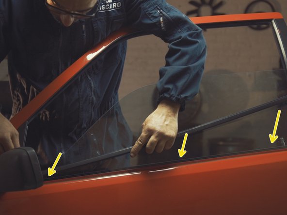 
Replace the exterior strip starting with the rearview mirror side
