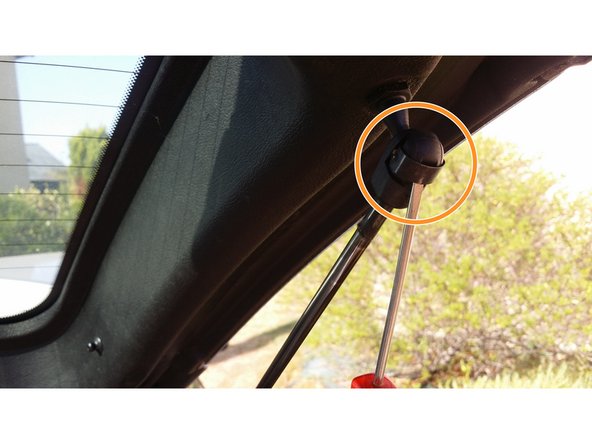 De la même manière, retirer avec un tournevis le second clips qui fixe l'autre extrémité du vérin.