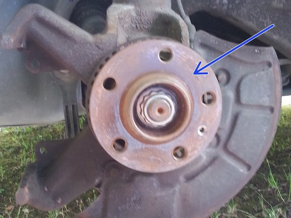 Nettoyer à la brosse métallique le moyeu