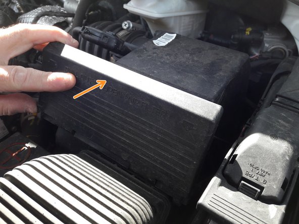 Pour fermer  la boite à air : Reclipser le couvercle en le poussant doucement avec votre main vers la boite à air