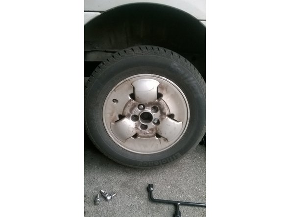 Remettre le pneu.enlever la chandelle, enlever le cric et resserrer le pneu.