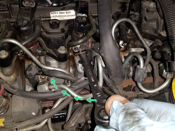 Sortir l'injecteur vers le haut en vous aidant d'une clé plat de 14 pour le faire pivoter en même temps