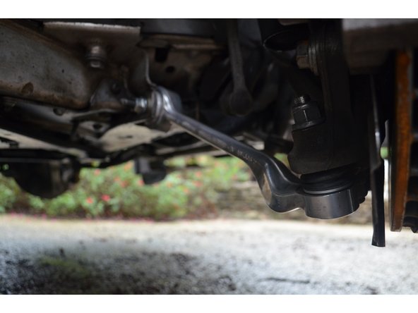 Placez la pièce neuve dans son emplacement côté châssis puis insérer le boulon en y vissant à la main l'écrou neuf fournit avec le bras.