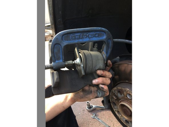 Repousser le piston pour pouvoir remettre la machoire