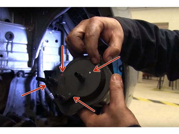 Retirer les quatre capuchons du nouveau filtre à carburant